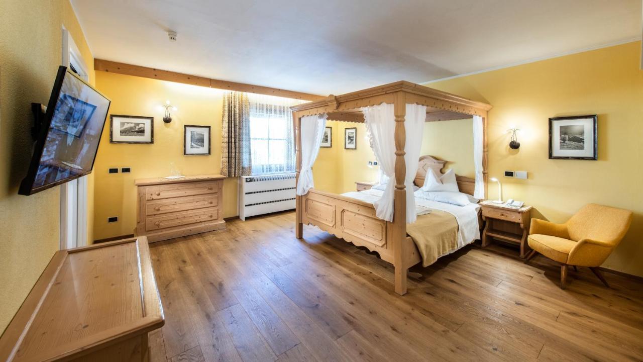 Hotel Cavallino Bianco - Weisses Roessl Innichen Buitenkant foto