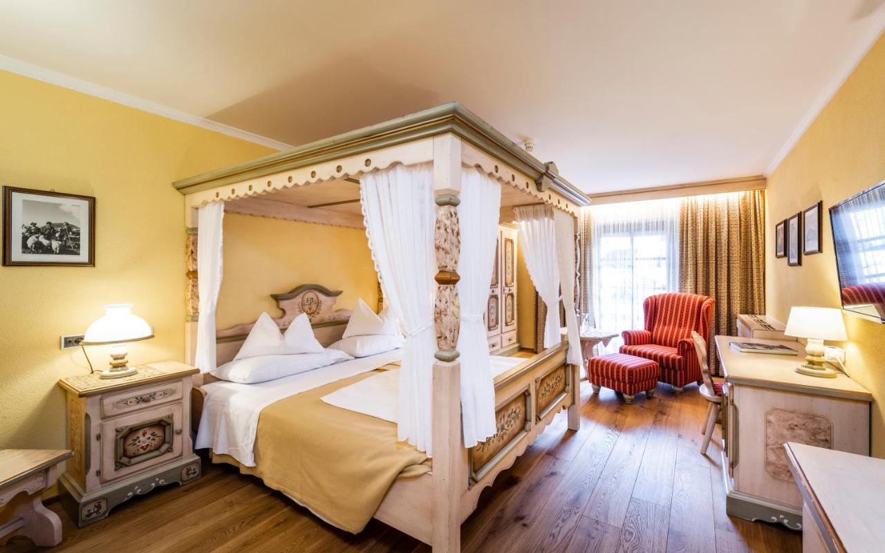 Hotel Cavallino Bianco - Weisses Roessl Innichen Buitenkant foto