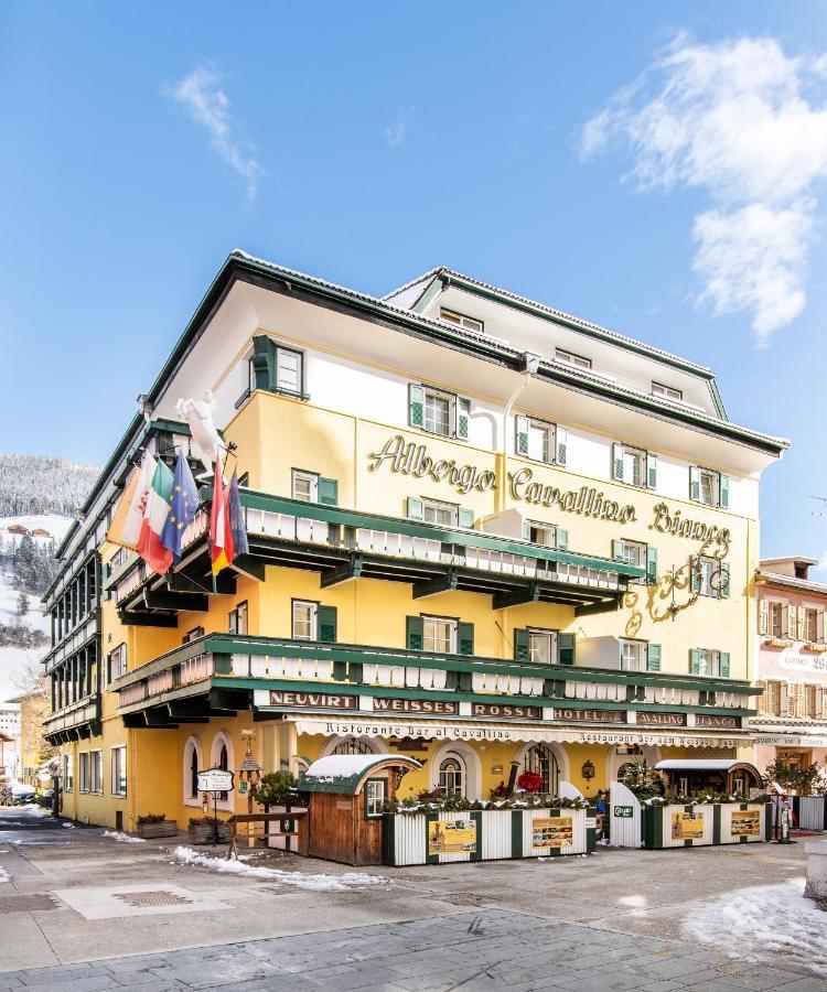 Hotel Cavallino Bianco - Weisses Roessl Innichen Buitenkant foto