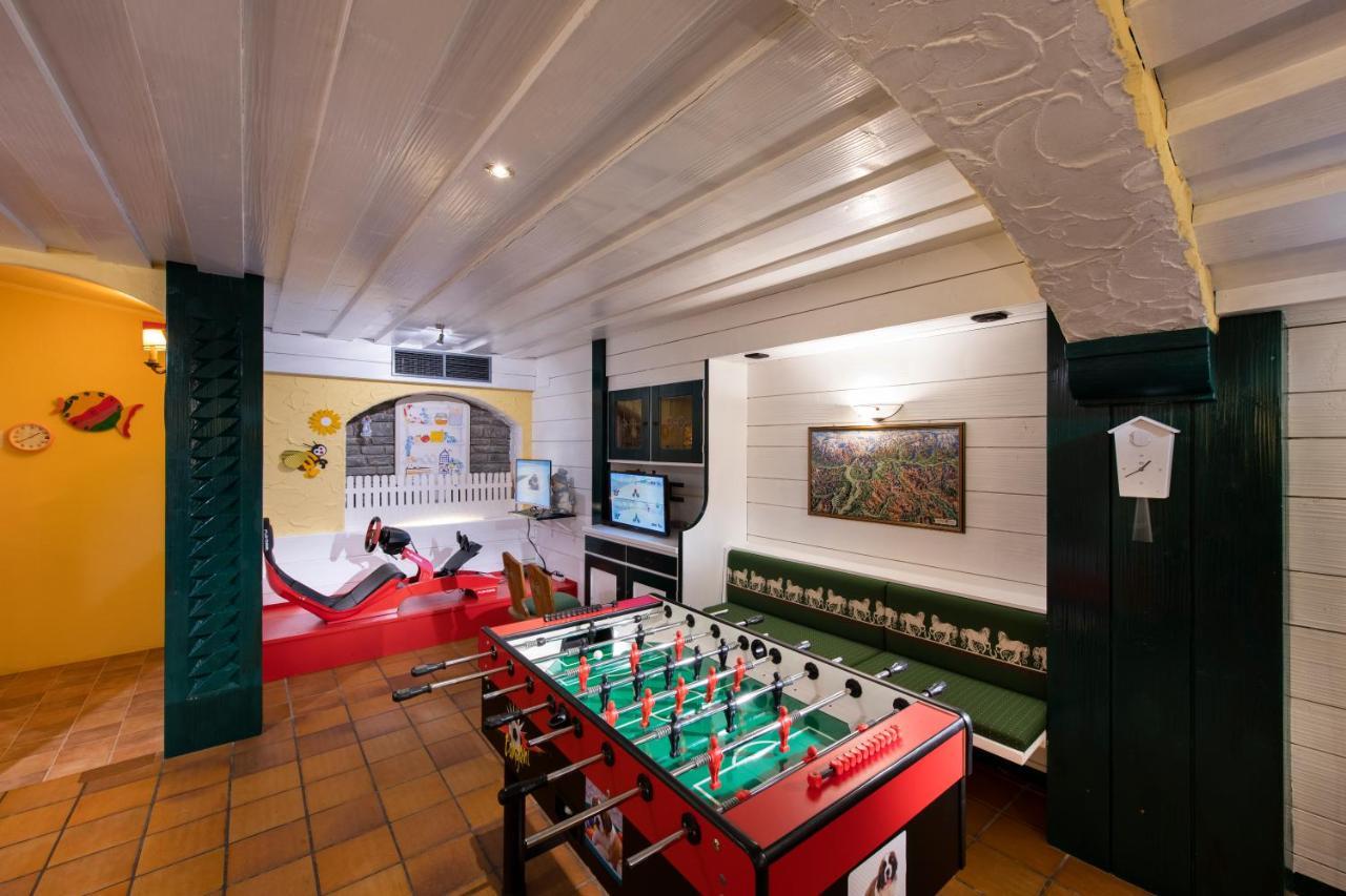 Hotel Cavallino Bianco - Weisses Roessl Innichen Buitenkant foto