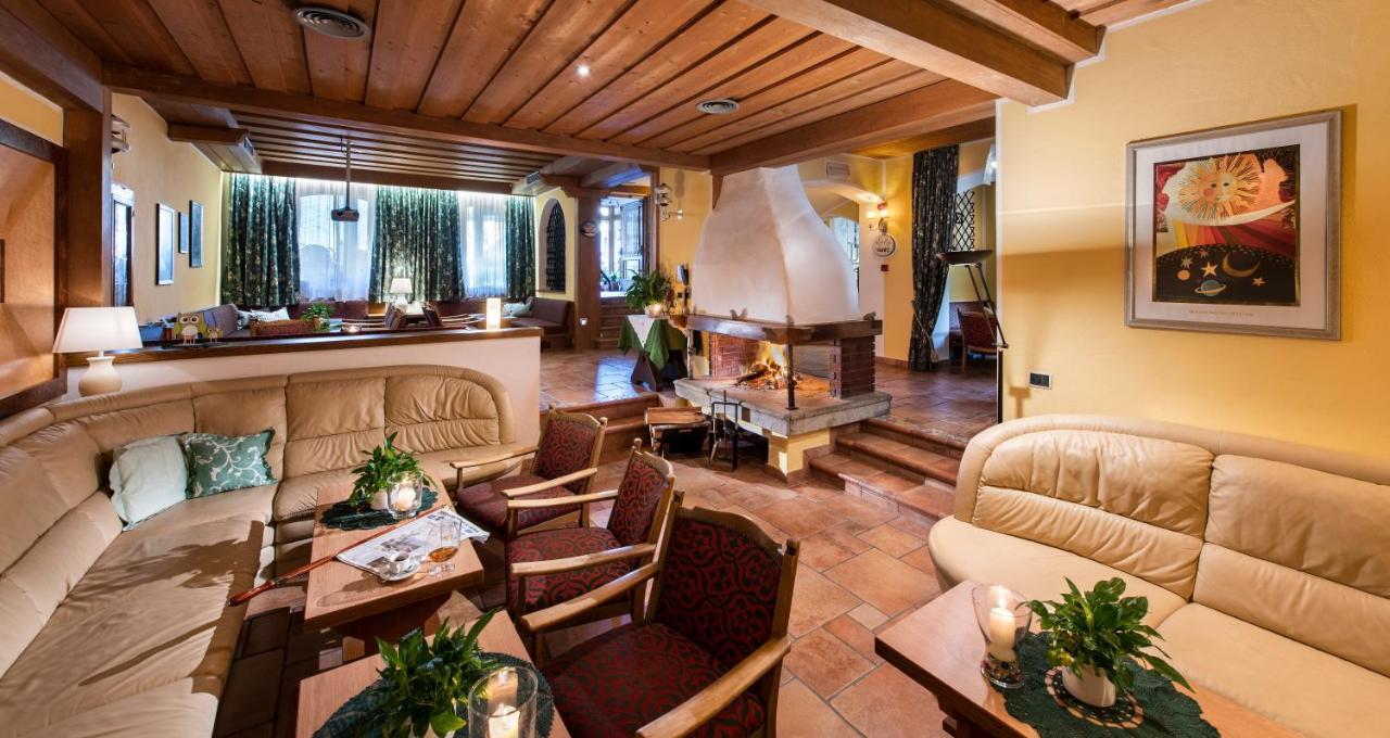 Hotel Cavallino Bianco - Weisses Roessl Innichen Buitenkant foto