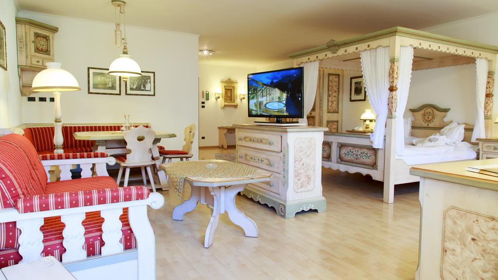 Hotel Cavallino Bianco - Weisses Roessl Innichen Buitenkant foto