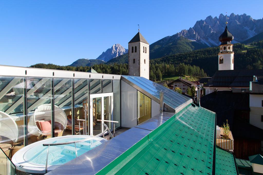 Hotel Cavallino Bianco - Weisses Roessl Innichen Buitenkant foto