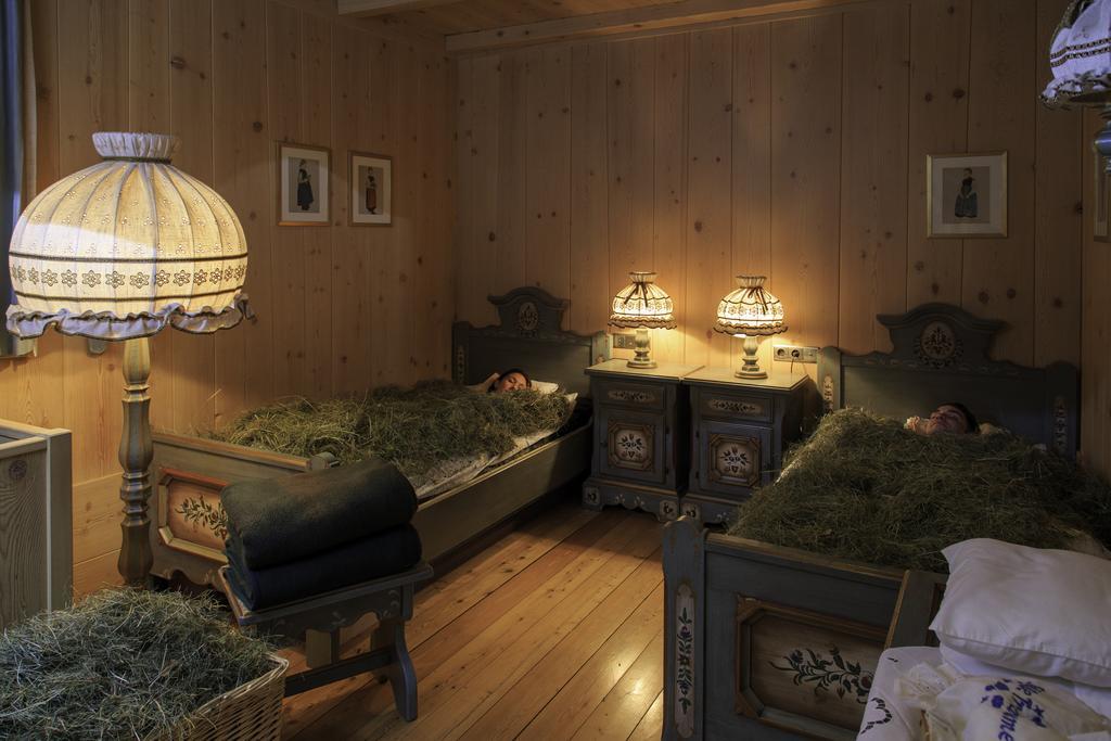 Hotel Cavallino Bianco - Weisses Roessl Innichen Buitenkant foto