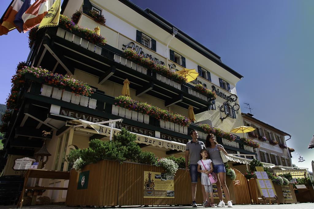 Hotel Cavallino Bianco - Weisses Roessl Innichen Buitenkant foto