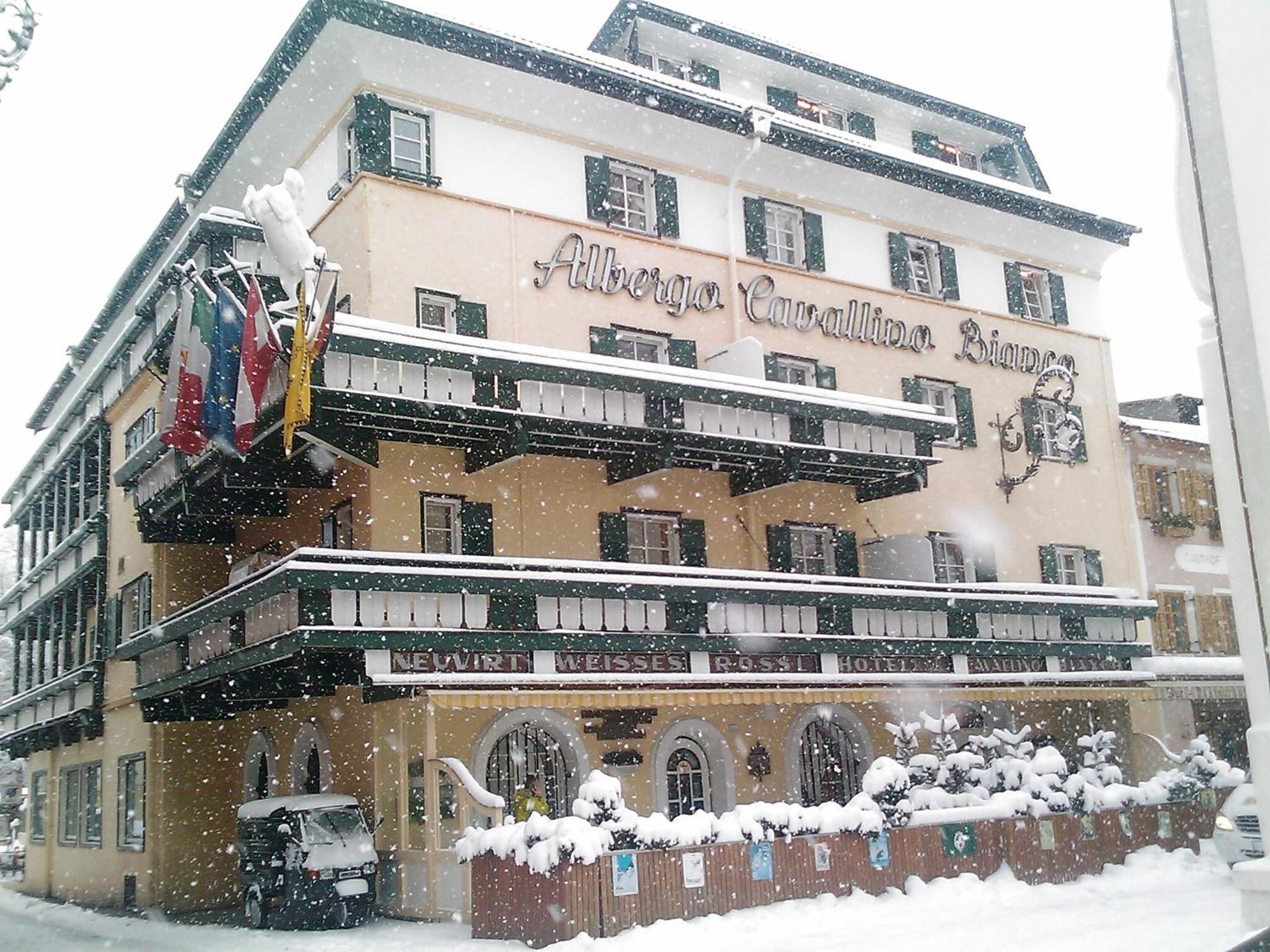 Hotel Cavallino Bianco - Weisses Roessl Innichen Buitenkant foto