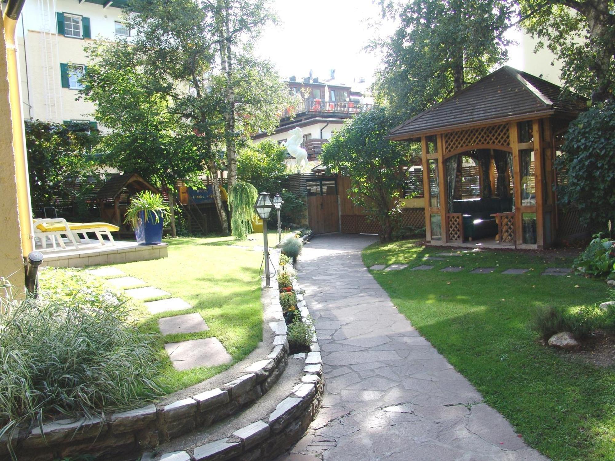Hotel Cavallino Bianco - Weisses Roessl Innichen Buitenkant foto