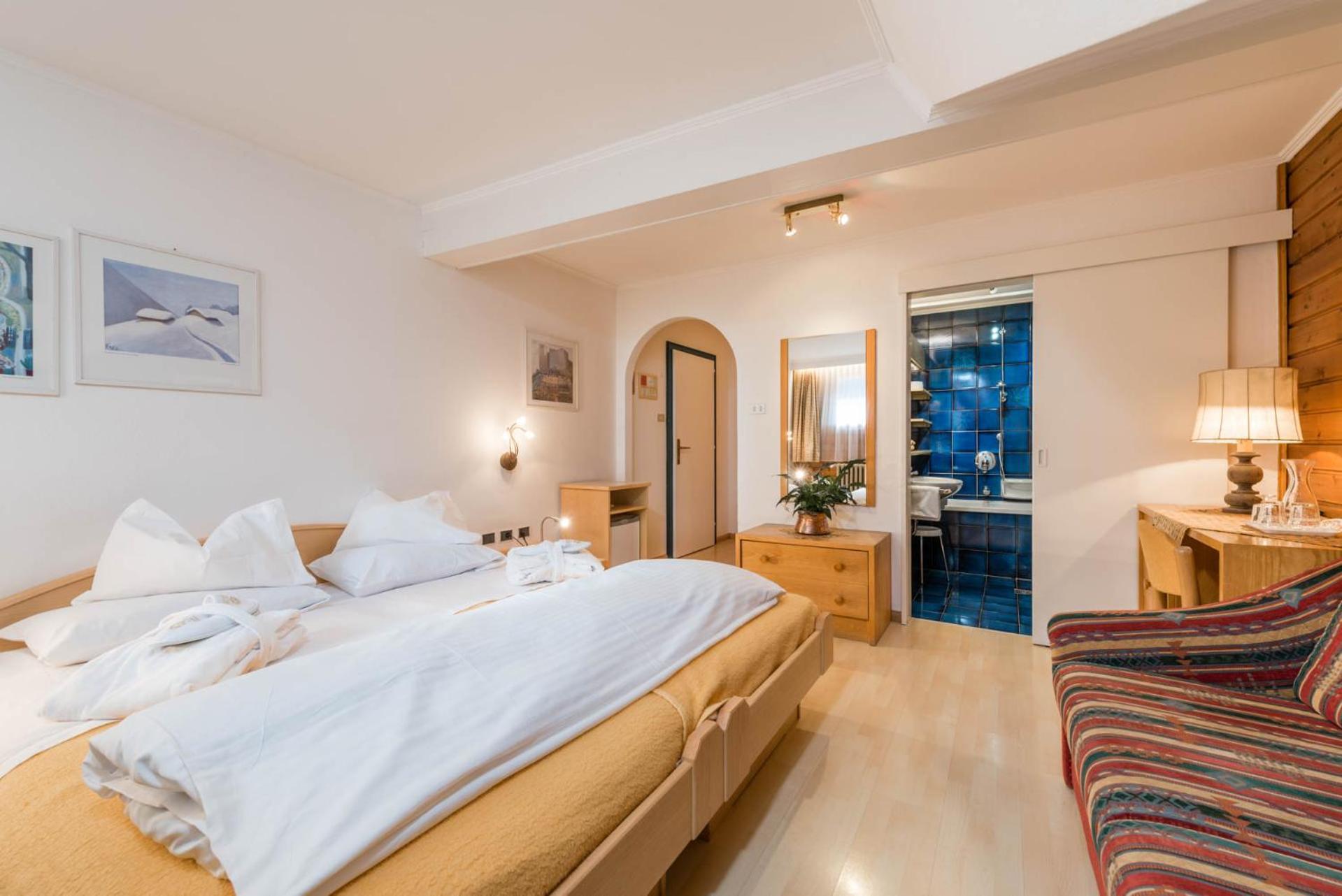 Hotel Cavallino Bianco - Weisses Roessl Innichen Buitenkant foto