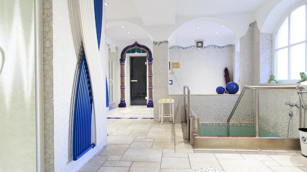 Hotel Cavallino Bianco - Weisses Roessl Innichen Buitenkant foto