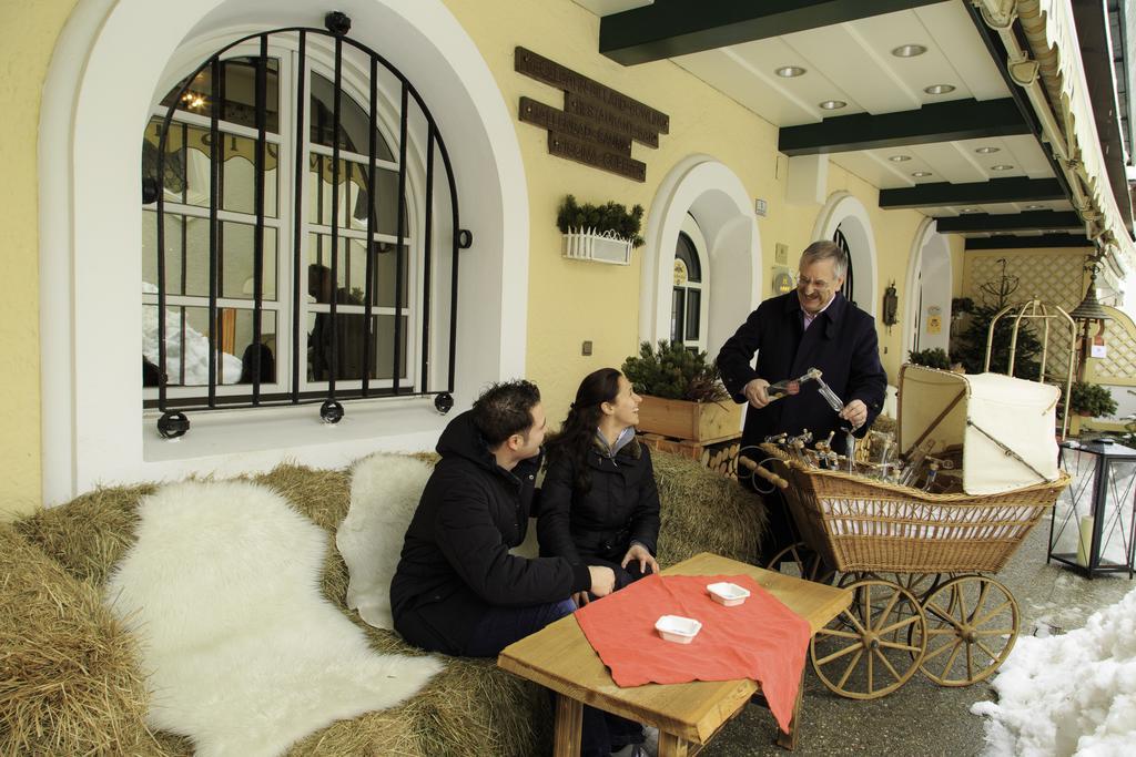 Hotel Cavallino Bianco - Weisses Roessl Innichen Buitenkant foto