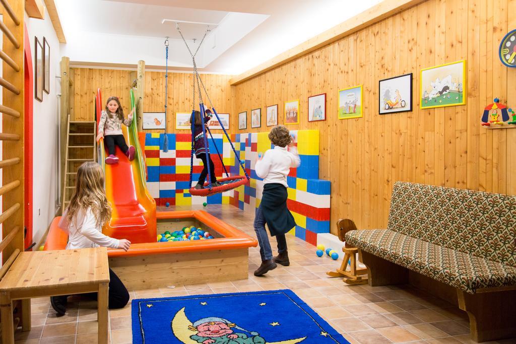 Hotel Cavallino Bianco - Weisses Roessl Innichen Buitenkant foto