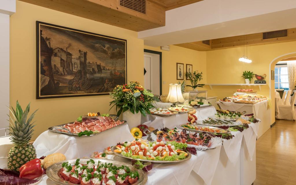 Hotel Cavallino Bianco - Weisses Roessl Innichen Buitenkant foto