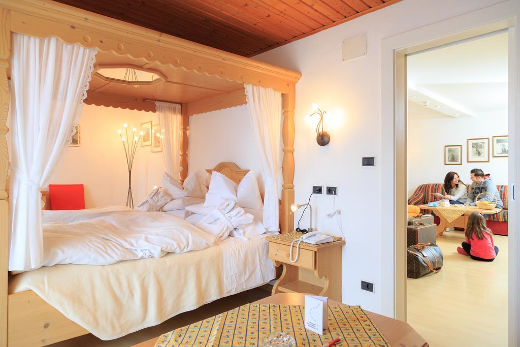 Hotel Cavallino Bianco - Weisses Roessl Innichen Buitenkant foto