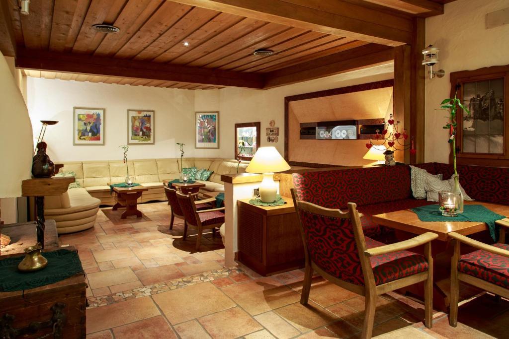 Hotel Cavallino Bianco - Weisses Roessl Innichen Buitenkant foto