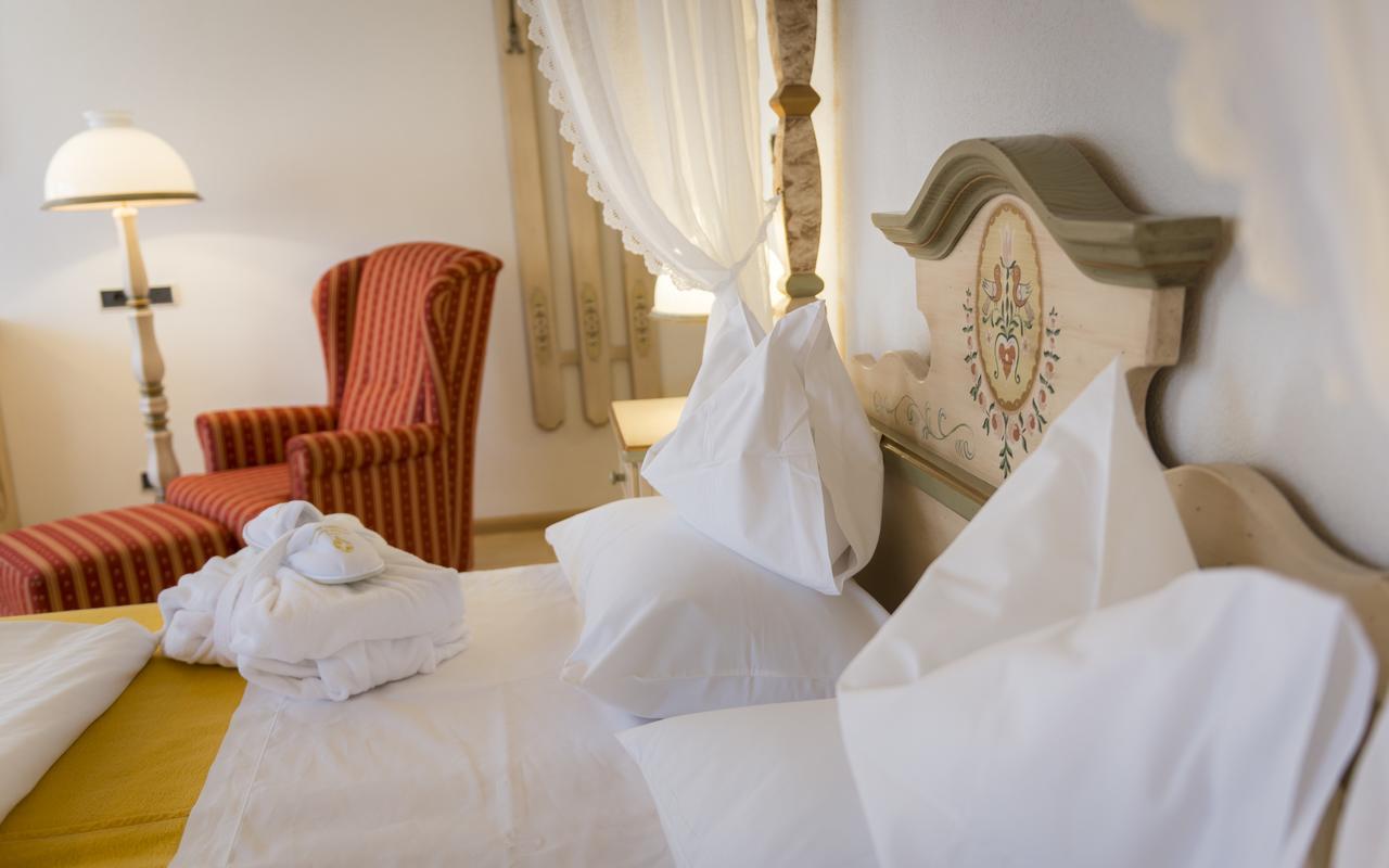 Hotel Cavallino Bianco - Weisses Roessl Innichen Buitenkant foto