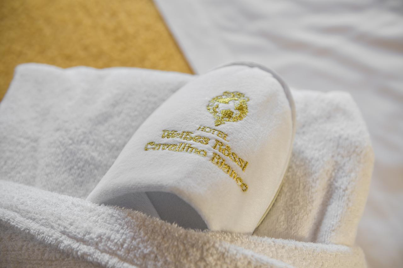 Hotel Cavallino Bianco - Weisses Roessl Innichen Buitenkant foto