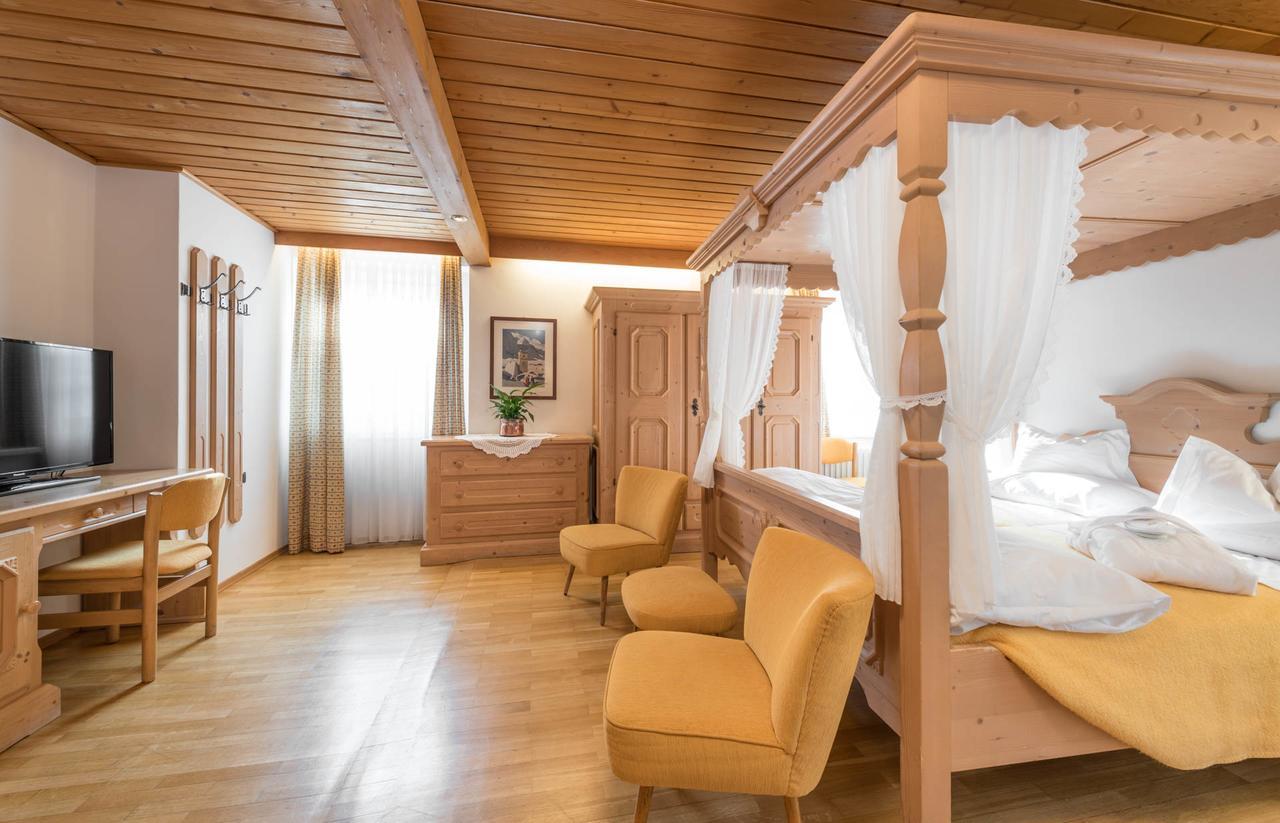 Hotel Cavallino Bianco - Weisses Roessl Innichen Buitenkant foto