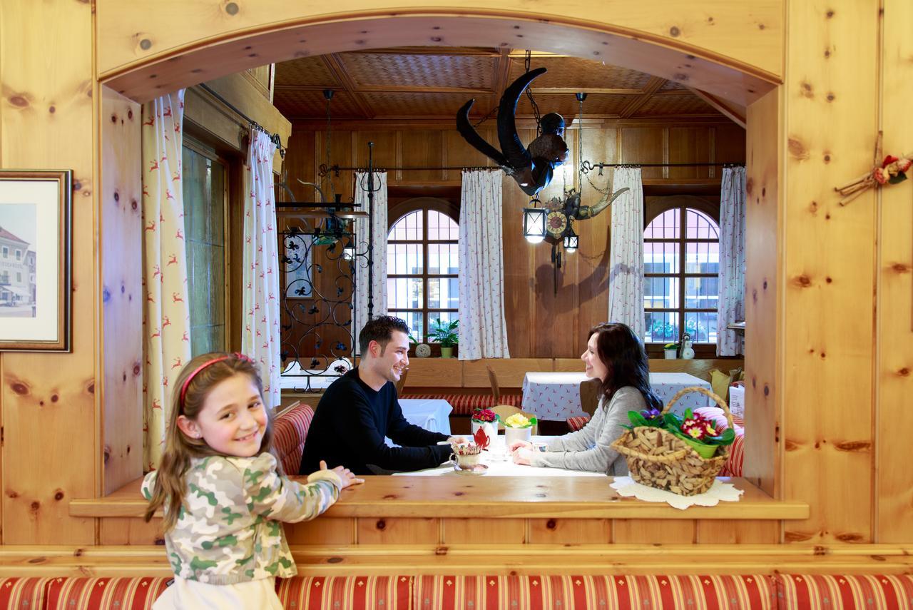 Hotel Cavallino Bianco - Weisses Roessl Innichen Buitenkant foto